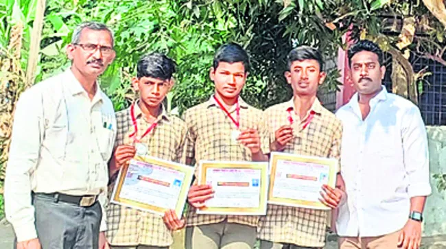 విద్యార్థులకు అభినందనలు 