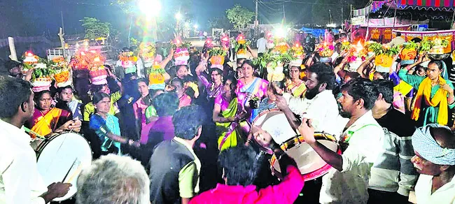 వనదేవతల జాతర ప్రారంభం