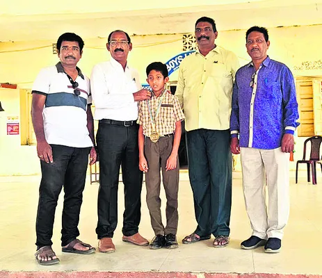 స్కేటింగ్‌లో విద్యార్థి వివేక్‌ ప్రపంచ రికార్డు 