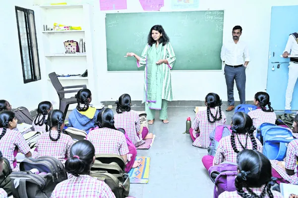 బాలికల భద్రతకు ప్రాధాన్యత ఇవ్వాలి 
