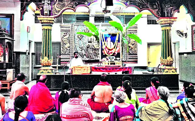 రాఘవేంద్రులకు  మధ్వ పూజలు 