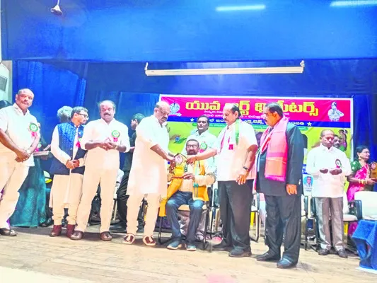 ఎల్లారెడ్డిలో మహిళా ఓటర్లే అధికం
