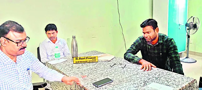 ఏసీబీ వలలో ఉప ఖజానా సిబ్బంది 