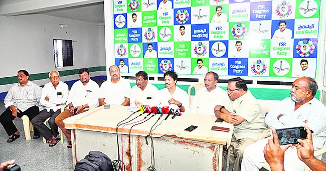 ప్రజలకు క్షమాపణ చెప్పాలి 