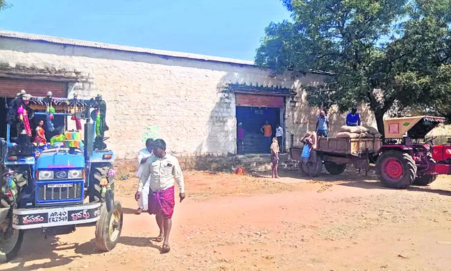 నాయకుల పెత్తనం.. రైతులకు కష్టం 