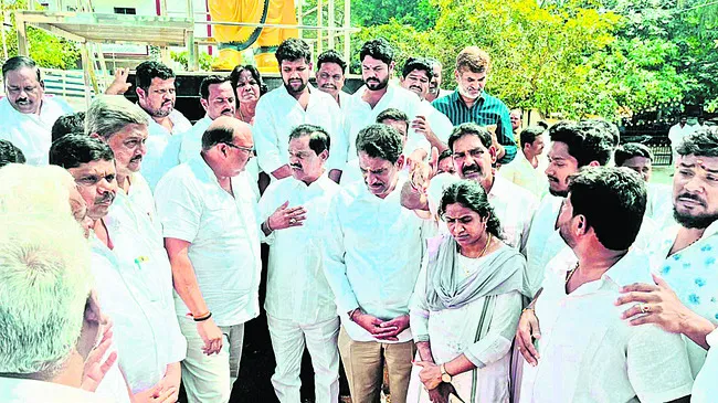 కక్ష సాధింపుతోనే దుకాణాల తొలగింపు 