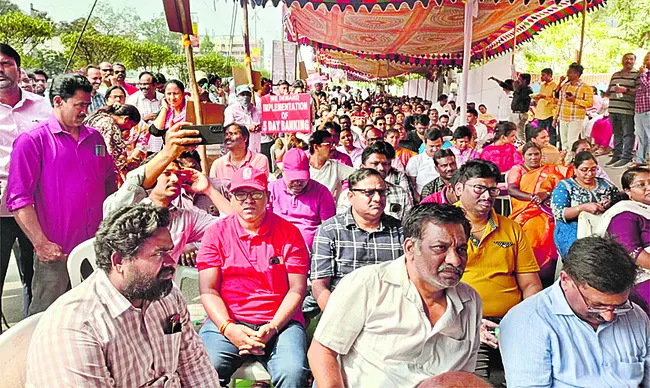 స్తంభించిన బ్యాంక్‌ లావాదేవీలు 