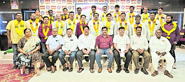 గ్రామ రెవెన్యూ అధికారుల జిల్లా సంఘం ఏకగ్రీవ ఎన్నిక 