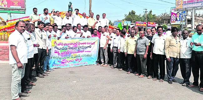 హుజూరాబాద్‌ను జిల్లాగా ప్రకటించాలి