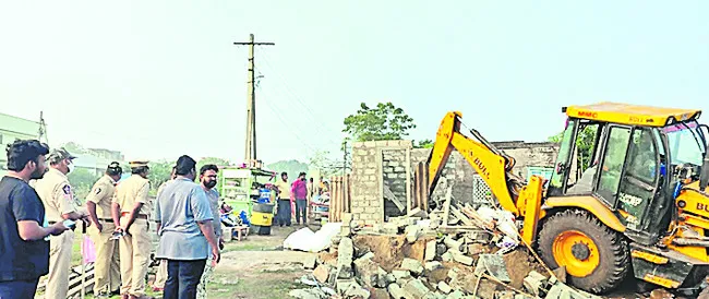 కళ్లెదుటే గూడు నేలమట్టం 