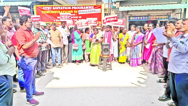 డిమాండ్లను పరిష్కరించాలి 