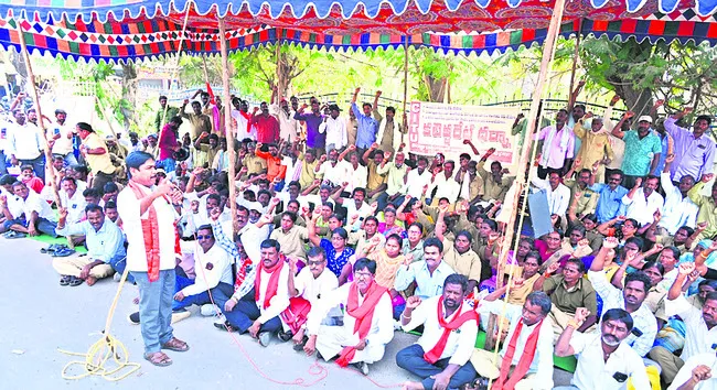 కార్మికులపై వేధింపులు ఆపాలి
