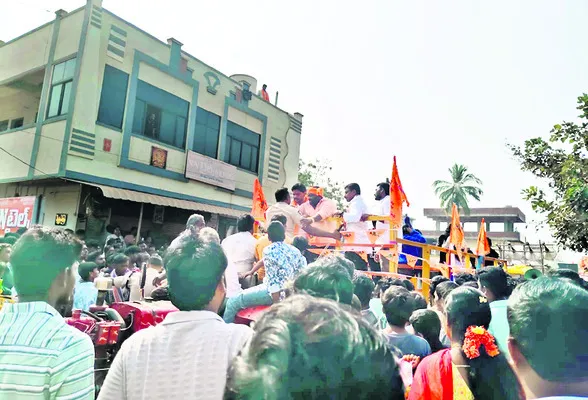 దేవుని ముందే అశ్లీల నృత్యాలు 