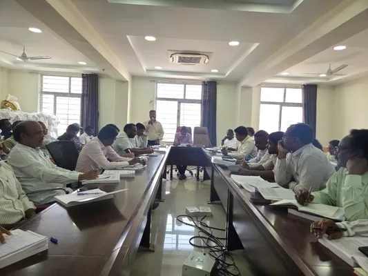 నామినేషన్‌ పత్రాలను క్షుణ్ణంగా పరిశీలించాలి