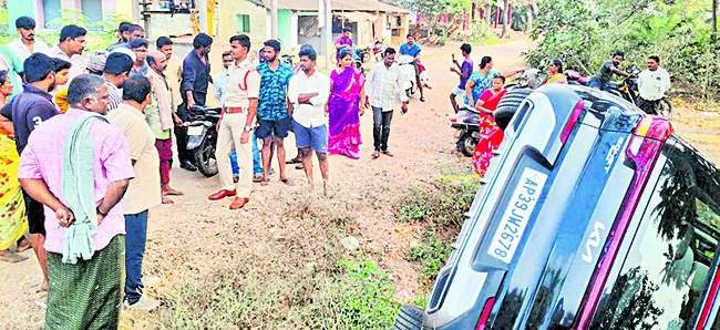 పెడనలో కారు బీభత్సం 