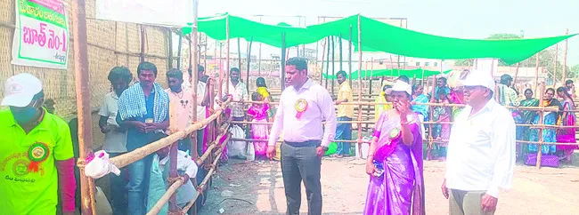 భక్తులకు నిరంతర సేవలు