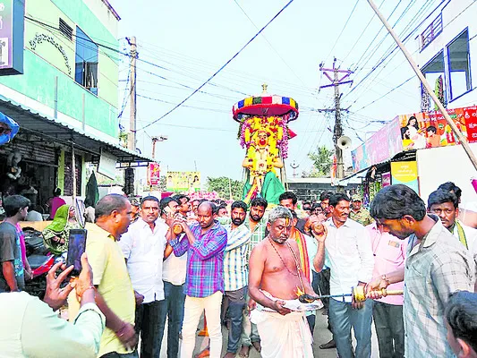 నేత్రపర్వంగా గ్రామోత్సవాలు 