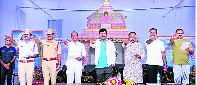రహదారి భద్రత నియమాలు పాటించండి