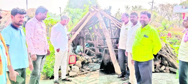 ధర్మారెడ్డిలో గుడిసె దగ్ధం
