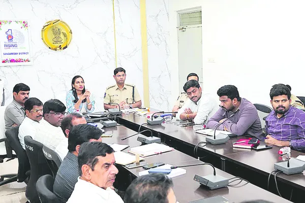 నామినేషన్‌ కేంద్రాల్లో కెమెరాలు