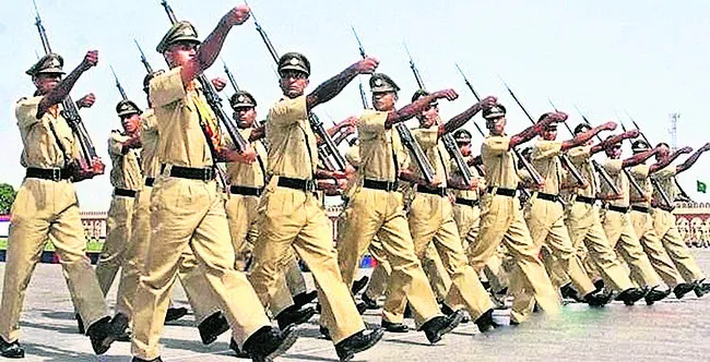 ఎకై ్సజ్‌ ఉద్యోగులకు ఆయుధాలు