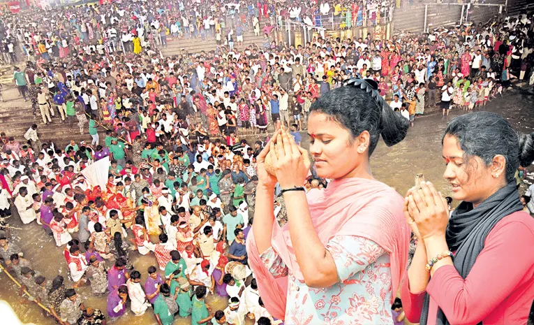 Medaram Turns into Sea of Devotees at Sammakka Saralamma Jatara 2026