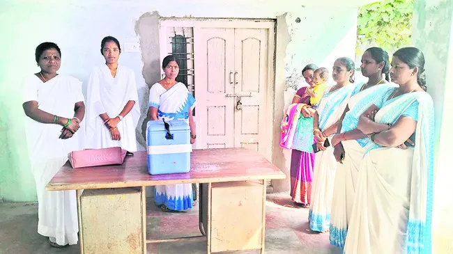 హెల్త్‌ సబ్‌సెంటర్‌కు తాళం