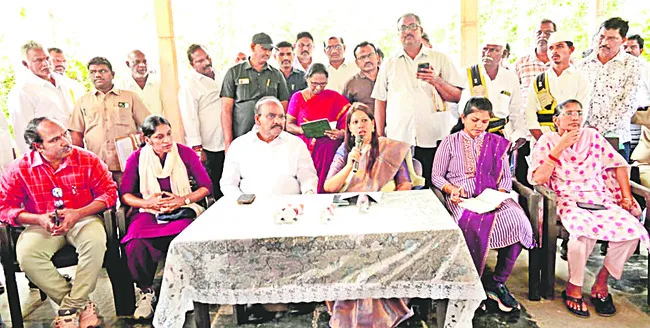 యోగా ప్రదర్శనతో ఉత్సవాలకు శ్రీకారం 