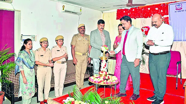 ఖైదీల్లో మార్పు తీసుకొచ్చేందుకు కృషి చేయాలి