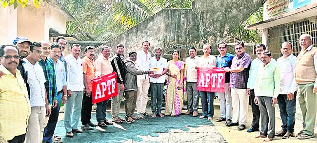 సమస్యలపై పోరాటాలకు సిద్ధమవ్వాలి 