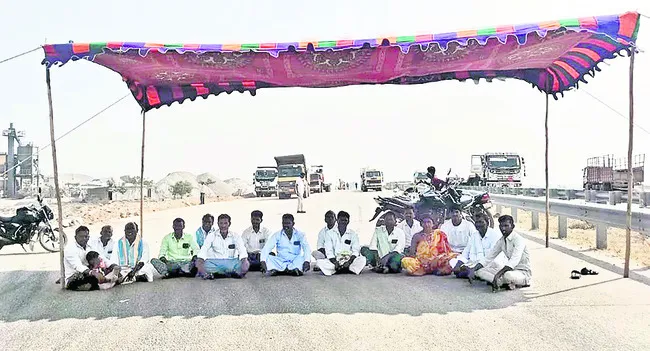 పరిహారం కోసం రోడ్డెక్కిన రైతులు 
