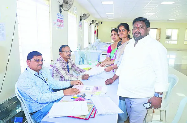 తొలిరోజు 35 నామినేషన్లు 