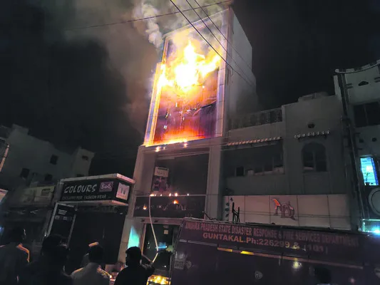 వస్త్ర దుకాణంలో  భారీ అగ్ని ప్రమాదం 