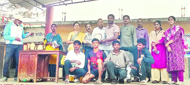 సీఎం కప్‌ విజేతలకు బహుమతులు