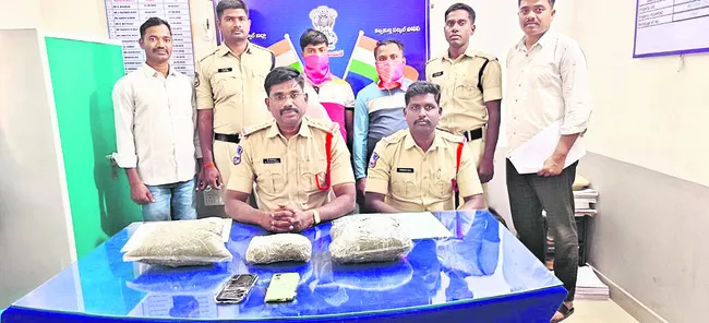 2.39 కిలోల గంజాయి పట్టివేత 
