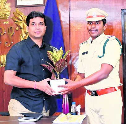 ఆర్‌ఎస్‌ఐను అభినందించిన ఎస్పీ