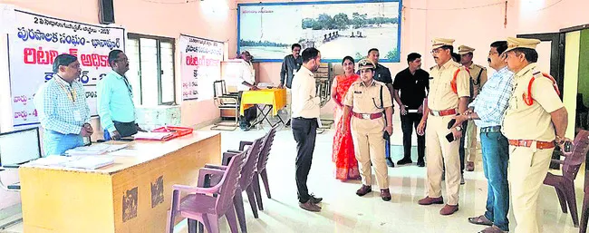 సమస్యాత్మక కేంద్రాల్లో పటిష్ట బందోబస్తు 