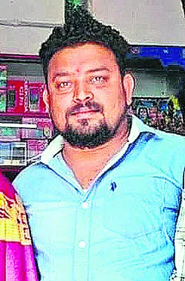 రోడ్డు ప్రమాదంలో యువకుడి దుర్మరణం 
