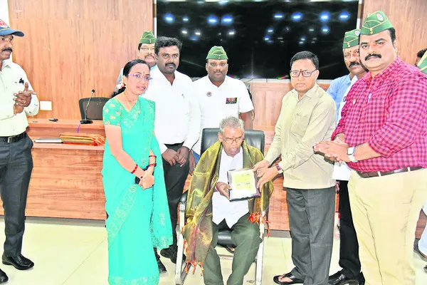 సైనికుల త్యాగాలు వెలకట్టలేనివి 