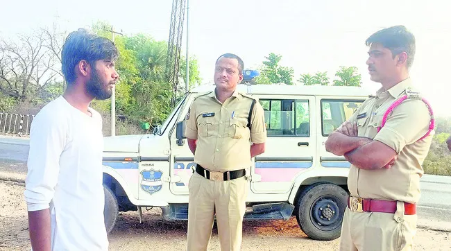 యువకుడి ప్రాణాలు కాపాడిన ఎస్సై