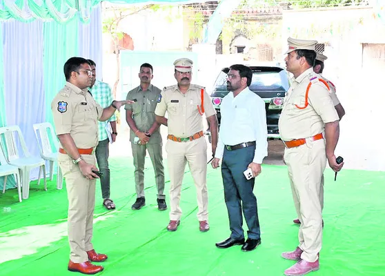 నామినేషన్‌ కేంద్రాల వద్ద గట్టి బందోబస్తు 