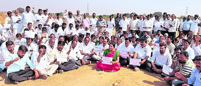 రైతుల నోట్లో మట్టి కొట్టకు సవిత 
