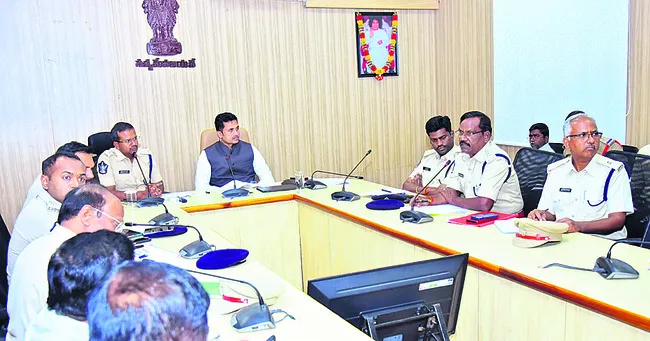 హెల్మెట్‌ ఉంటేనే వాహనానికి పెట్రోలు 