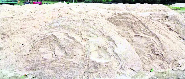 చెయ్యేరులో ఇసుక‘రాజు’ల రచ్చ!