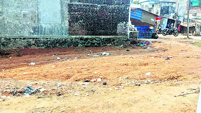 ప్రభుత్వ పోరంబోకు స్థలం కబ్జా..? 