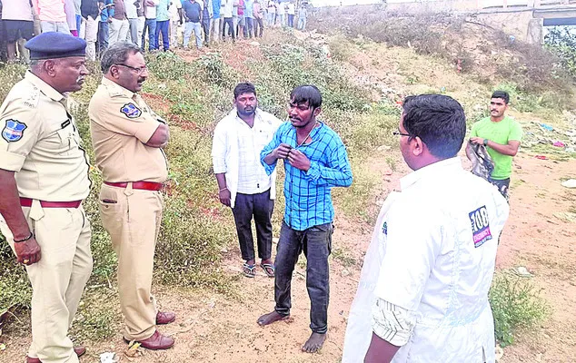 యువకుడి ప్రాణాలు కాపాడిన కానిస్టేబుళ్లు