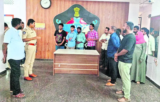 తక్కువ ధరకే బంగారమంటూ టోకరా 