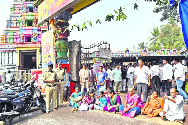 మందుకు బానిసైన వ్యక్తికి ఆలయ పీఠమా? 