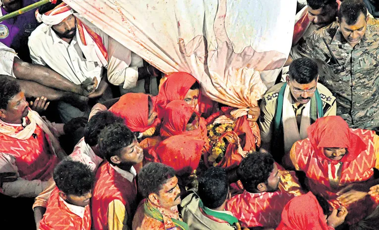 historic moment unfolded at the Medaram Sammakka–Saralamma Jatara