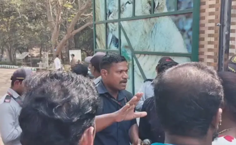 విశాఖలో జూపార్క్‌ మూసివేత.. సందర్శకుల ఆగ్రహం